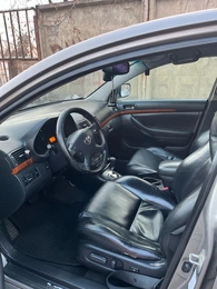 Седан Toyota Avensis 2007 года, 950000 рублей, Канск