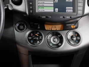 Внедорожник Toyota RAV4 2011 года, 1920000 рублей, Тюмень