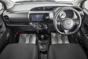 Хетчбэк Toyota Vitz 2017 года, 919000 рублей, Барнаул