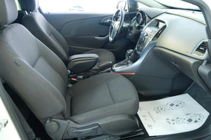 Хетчбэк Opel Astra GTC 2012 года, 799000 рублей, Омск