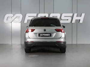 Внедорожник Volkswagen Tiguan 2021 года, 2920000 рублей, Красный Пахарь