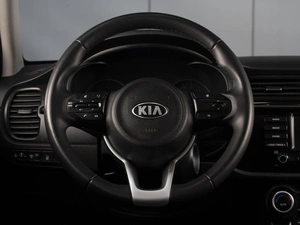 Седан Kia Rio 2017 года, 1150000 рублей, Омск