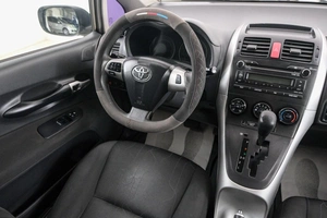 Хетчбэк Toyota Auris 2011 года, 1109000 рублей, Красноярск