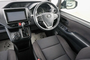 Минивэн Toyota Noah 2015 года, 1699000 рублей, Красноярск