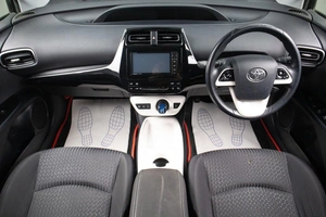 Лифтбек Toyota Prius 2016 года, 1969000 рублей, Оренбург