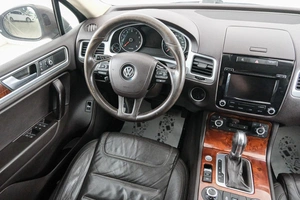 Внедорожник Volkswagen Touareg 2013 года, 1889000 рублей, Красноярск