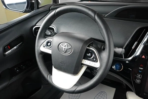 Лифтбек Toyota Prius 2017 года, 2489000 рублей, Тюмень