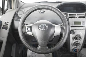 Хетчбэк Toyota Yaris 2007 года, 669000 рублей, Кемерово