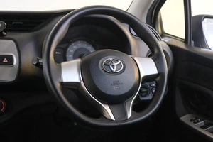 Хетчбэк Toyota Vitz 2016 года, 1129000 рублей, Омск