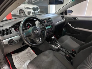 Седан Volkswagen Jetta 2012 года, 890000 рублей, Красноярск