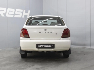 Седан Toyota Platz 2001 года, 295000 рублей, Омск