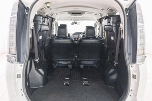 Минивэн Toyota Voxy 2015 года, 1679000 рублей, Красноярск
