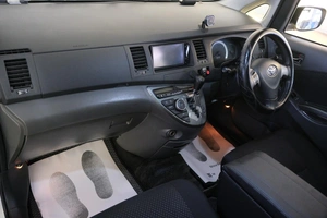 Минивэн Toyota Isis 2010 года, 1229000 рублей, Омск