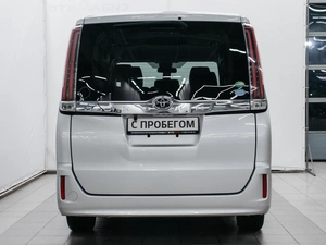 Минивэн Toyota Noah 2018 года, 2490000 рублей, Красноярск