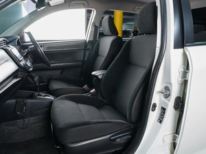 Седан Toyota Corolla Axio 2019 года, 1299000 рублей, Сургут