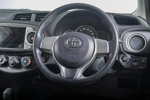 Хетчбэк Toyota Vitz 2013 года, 1099000 рублей, Томск