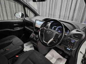 Минивэн Toyota Voxy 2014 года, 1590000 рублей, Красноярск