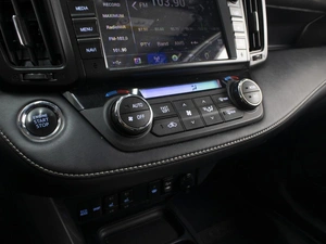 Внедорожник Toyota RAV4 2017 года, 2790000 рублей, Омск