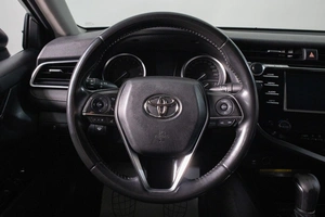 Седан Toyota Camry 2018 года, 2559000 рублей, Сургут