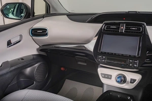 Лифтбек Toyota Prius 2016 года, 1849000 рублей, Томск