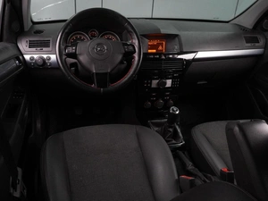 Хетчбэк Opel Astra 2011 года, 664000 рублей, Воронеж