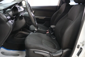 Седан Kia Rio 2015 года, 799000 рублей, Омск