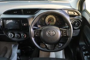 Хетчбэк Toyota Vitz 2019 года, 1249000 рублей, Омск