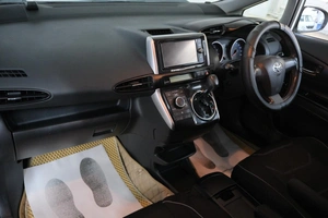 Минивэн Toyota Wish 2017 года, 2019000 рублей, Омск