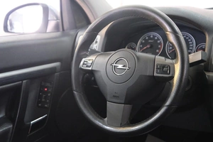 Лифтбек Opel Vectra 2006 года, 609000 рублей, Омск