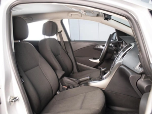 Хетчбэк Opel Astra 2011 года, 640000 рублей, Омск