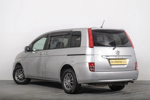 Минивэн Toyota Isis 2009 года, 1229000 рублей, Томск