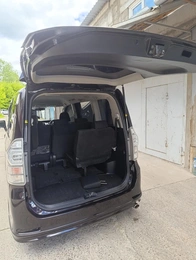 Минивэн Toyota Voxy 2010 года, 1500000 рублей, Железногорск