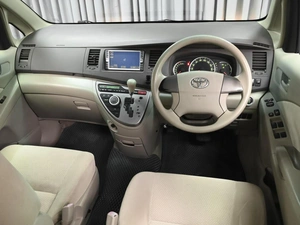 Минивэн Toyota Isis 2011 года, 999000 рублей, Ставрополь