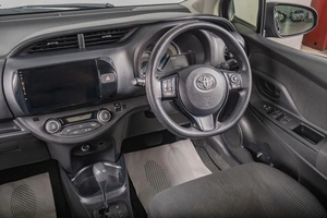 Хетчбэк Toyota Vitz 2017 года, 1279000 рублей, Томск