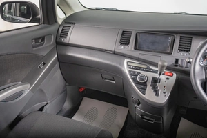 Минивэн Toyota Isis 2011 года, 1449000 рублей, Томск