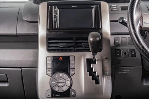 Минивэн Toyota Voxy 2008 года, 1329000 рублей, Томск