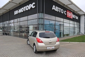 Хэтчбек Nissan Tiida 2010 года, 800000 рублей, Мирное