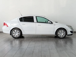 Седан Opel Astra 2011 года, 729000 рублей, Саратов