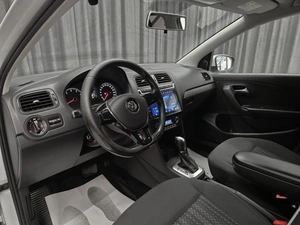 Седан Volkswagen Polo 2017 года, 1040000 рублей, Красноярск