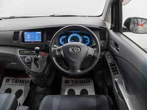 Минивэн Toyota Isis 2010 года, 1299000 рублей, Красноярск