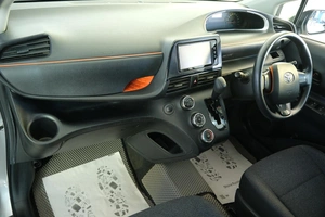 Минивэн Toyota Sienta 2015 года, 1199000 рублей, Омск
