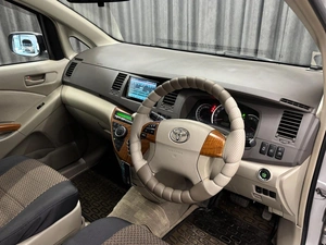 Минивэн Toyota Isis 2010 года, 1090000 рублей, Красноярск