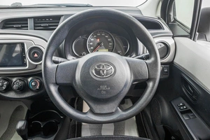 Хетчбэк Toyota Vitz 2013 года, 889000 рублей, Барнаул