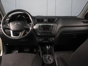Седан Kia Rio 2013 года, 890000 рублей, Омск