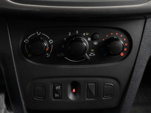 Хетчбэк Renault Sandero 2017 года, 719000 рублей, Тюмень