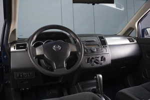 Хетчбэк Nissan Tiida 2010 года, 880000 рублей, Омск