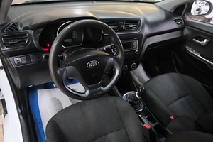 Седан Kia Rio 2015 года, 799000 рублей, Омск
