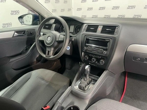 Седан Volkswagen Jetta 2011 года, 1040000 рублей, Красноярск