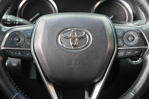 Седан Toyota Camry 2018 года, 2999000 рублей, Омск