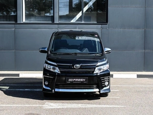 Минивэн Toyota Voxy 2016 года, 1999000 рублей, Кирилловка